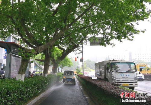 南京玄武城管開展中央路環(huán)境衛(wèi)生專項提升行動